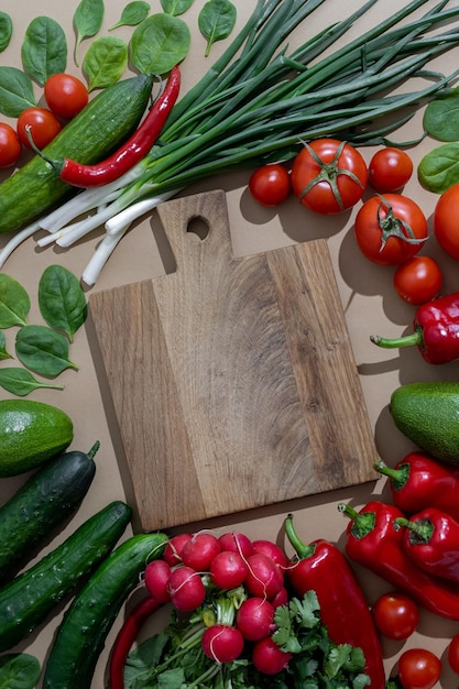 Kuchnia z drewnianą deską do krojenia