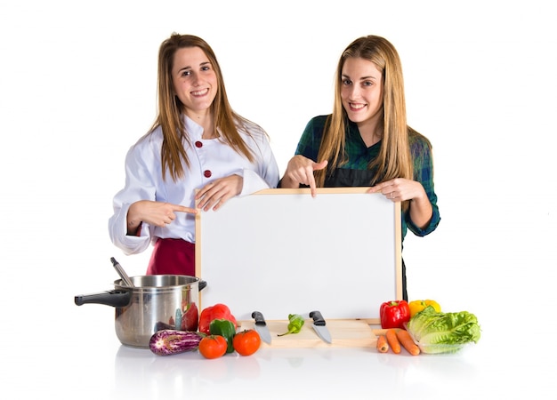 Dwie osoby w kuchni przygotowujące posiłek